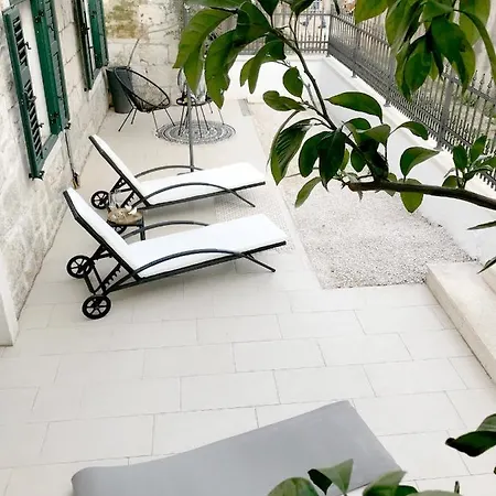 Luxury Designer Apartment With Terrace In Center
