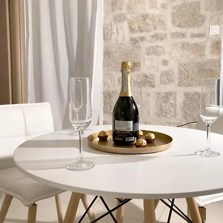 Luxury Designer Apartment With Terrace In Center