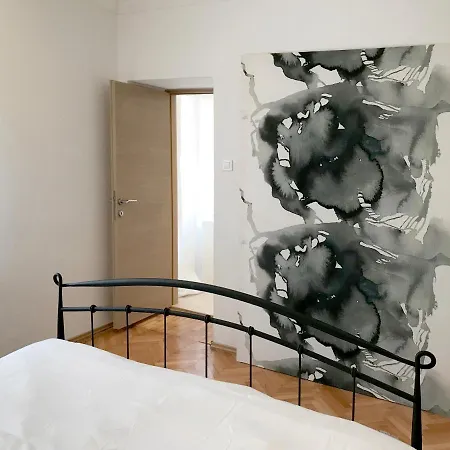 Luxury Designer Apartment With Terrace In Center